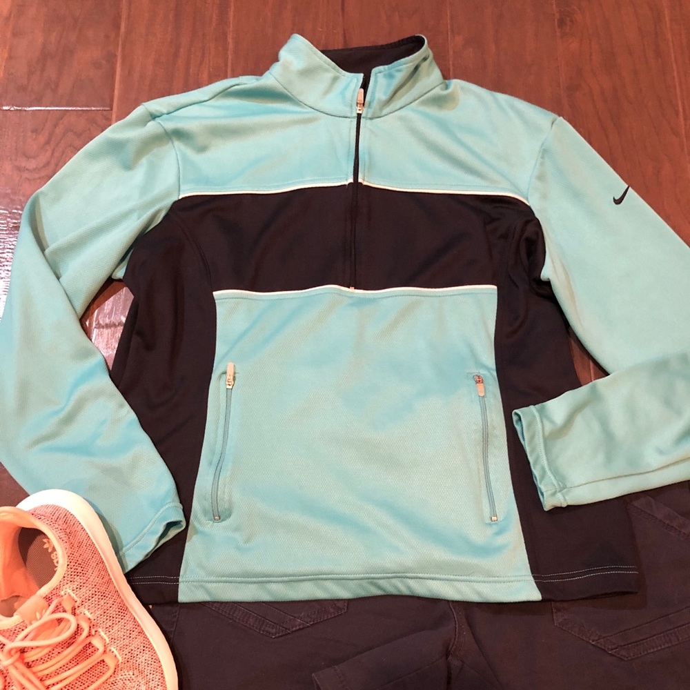 Women Nike half zip pullover. L